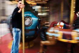 Carrousel;-Cheval-de-bois;-Fête-foraine;-Flou-de-mouvement;-Kaleidos;-Kaleidos-images;-La-parole-à-limage;-Manège;-Mât;-Nacelle;-Paris;-Photographie-créative;-Stories-Pictures;-Tarek-Charara;-Visiteur